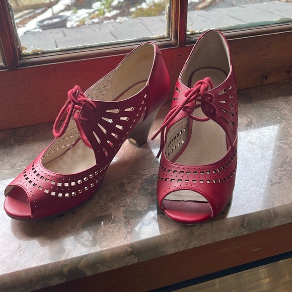 RED HOT CHELSEA CREW HEELS SZ 7.5 - Picture 2 of 9